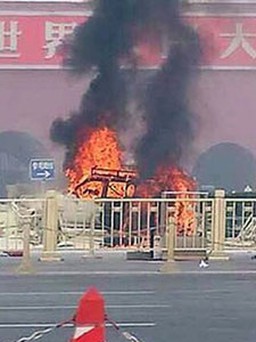 Xe jeep lao vào đám đông, bốc cháy tại Thiên An Môn